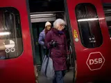 Dos pasajeras en un tren en la estación de Noerreport, en Copenhague, el 1 de febrero de 2022.
