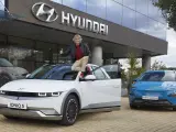 Jesús Calleja saluda subido en un Hyundai Ioniq 5 eléctrico.