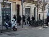 Mossos llegando al lugar del desahucio ejecutado este mi&eacute;rcoles en el barrio del Poble-Sec de Barcelona.