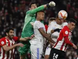Courtois despeja un balón ante Militao y Casemiro durante el Athletic - Real Madrid