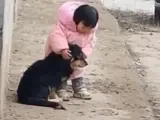 El adorable vídeo de una niña tapando los oídos a su perro durante los fuegos artificiales del Año Nuevo Chino