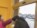Una anciana se enfrenta a un ladrón en un Walmart de Canadá.
