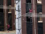 El bombero ha mostrado su rapidez y habilidad para saltar por los edificios.