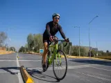 Conecte el transmisor inalámbrico al manillar de su bicicleta para un control más fácil de la mochila con señalización led para moverte en bicicleta por la ciudad.