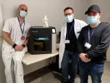 Personal médico del Hospital de Palamós con una impresora 3D.