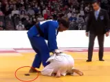 El móvil de la judoca en el suelo tras caérsele del kimono.