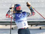 Therese Johaug celebra su oro en esquiatlón en los Juegos Olímpicos de Pekín