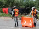 Agentes policiales, en el lugar donde el choque entre un autobús turístico y un camión dejó al menos 8 muertos, en Lázaro Cárdenas, Quintana Roo (México).