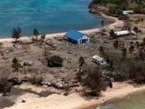 Daños causados por la erupción del volcán Hunga Tonga Hunga Ha'apai en la isla de Atata, en Tonga, en una imagen aérea tomada el 28 de enero de 2022.