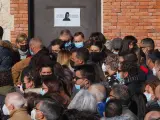 Varias personas dedican un minuto de silencio a Esther López,el 6 de febrero de 2022 en Traspinedo.