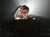 Douglas Trumbull posa tras una de sus maquetas para 'Blade Runner'.