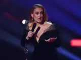Adele, tras ser galardonada en los 42 Premios Brit, en el O2 Arena de Londres, Reino Unido.