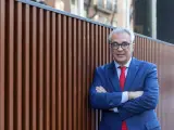 El consejero Administración Local y Digitalización de la Comunidad de Madrid, Carlos Izquierdo, posa para 20minutos.