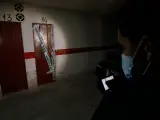 Un cámara graba la puerta con una cinta de la Guardia Civil en el trastero donde han hallado sin vida a una menor de 17 años