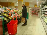 Un hombre en la secci&oacute;n de fruter&iacute;a de un supermercado de Madrid.
