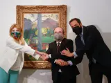La baronesa Carmen Thyssen, el ministro de Cultura, Miquel Iceta, y Borja Thyssen posan junto a la obra 'Mata Mua'.