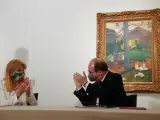 La baronesa Carmen Thyssen y ministro de Cultura, Miquel Iceta, aplauden delante de la obra 'Mata Mua'.