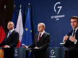 El presidente de Polonia, Andrzej Duda; el canciller de Alemania, Olaf Scholz; y el presidente de Francia, Emmanuel Macron, durante una conferencia de prensa en Berlín tras su reunión sobre la crisis de Ucrania.