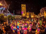 La Plaza de España en Badajoz llena de gente disfrazada disfrutando del carnaval.
