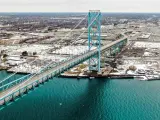 El puente Ambassador, que conecta las ciudades de Windsor (Canad&aacute;) y Detroit (EE UU), sin tr&aacute;fico por los bloqueos de los camioneros canadienses antivacunas.