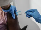 Una sanitaria vacuna a una persona con la tercera dosis de la vacuna Covid.