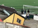 Un hombre ha muerto y otro ha resultado herido este domingo tras caer una torre de iluminación sobre un campo de fútbol en el municipio asturiano de Pola de Lena, donde se estaba disputando un encuentro entre la Sociedad Deportiva Lenense y el Lealtad