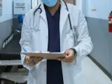 Un médico consulta un informe.
