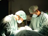 El Dr. Eduardo, mientras realiza una Cirugía de Mohs