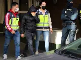 Salida de dos personas detenidas en la Concejalía de Deportes del Ayuntamiento de Cornellà de Llobregat (Barcelona).
