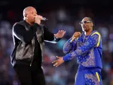 Dr. Dre y Snoop Dogg, durante el espectáculo del descanso de la LVI Super Bowl, en el SoFi Stadium, en Inglewood, California (EE UU).