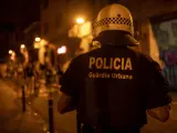 Un agente de la Guardia Urbana de Barcelona vigila las calles del barrio de Gracia en plenas fiestas, a 19 de agosto de 2021.