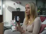 Gwyneth Paltrow, mordiendo una de sus velas 'This Smells Like My Vagina'