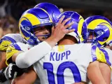 Cooper Kupp y Matthew Stafford, de Los Angeles Rams, celebran un ' touchdown' durante la LVI Super Bowl.