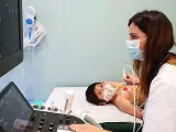 La cardióloga Esther Aurensanz explora una paciente de la Unidad de càrdio-oncología del Hospital Sant Joan de Déu.