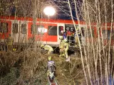 Servicios de rescate, en el lugar donde colisionaron dos trenes de cercanías, cerca de la parada de Ebenhausen-Schäftlarn, al sur de Múnich, en Alemania.
