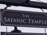 El cartel de la sede del Templo Satánico de Illinois.