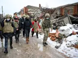 La ministra alemana de Asuntos Exteriores, Annalena Baerbock, camina por una calle con edificios destruidos en Shyrokyne (Ucrania), el 8 de febrero de 2022.