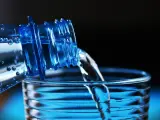 En la mayoría de ciudades españolas el agua del grifo es de calidad, por lo que comprar las botellas de agua en el supermercado supondrán un gasto de dinero innecesario.