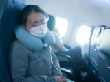 Mujer japonesa duerme en la cabina del avi&oacute;n durante el vuelo.