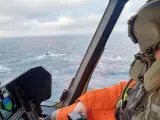 Un helicóptero de los servicios de rescate de Canadá participa en las labores de búsqueda de supervivientes del naufragio del pesquero español 'Villa de Pitanxo' en aguas de Terranova.