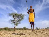 Guerrero masai salta en su danza tradicional.