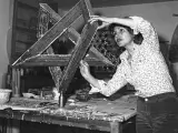 Monir Shahroudy Farmanfarmaian en su taller, trabajando en Estrella hept&aacute;gono, en 1975.