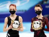 Alexandra Trusova (i) y Anna Shcherbakova (d), plata y oro en patinaje artístico en Pekín 2022