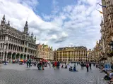 Turistas en la plaza Grand Place, Bruselas, B&eacute;lgica