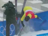 El esquiador Jon Sallinen se llevó un buen susto cuando realizaba su prueba de esquí acrobático en los Juegos Olímpicos de Pekín. El finlandés protagonizaba su rutina en la tubería, cuando un error de cálculo le hizo chocar contra un reportero. Tras el impacto, el finlandés cayó y el cámara estuvo a punto. Por suerte, ninguno sufrió heridas importantes.