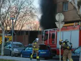 Bomberos trabajando en el incendio de un coche en Cambrils (Tarragona).