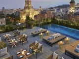La capital catalana guarda en el paseo de Gràcia, cerca de joyas arquitectónicas como La Pedrera o la Casa Batlló, el Hotel Mandarin Oriental, un alojamiento 5 estrellas con uno de los interiores más bonitos de Barcelona gracias a la mano de Patricia Urquiola.