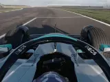 El nuevo W13 de Mercedes rueda en Silverstone