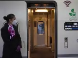 Una azafata en las puertas del tren que va a efectuar un viaje.