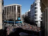 Simpatizantes de Isabel Díaz Ayuso durante la concentración que han protagonizado este domingo frente a la sede del PP en la calle Génova.